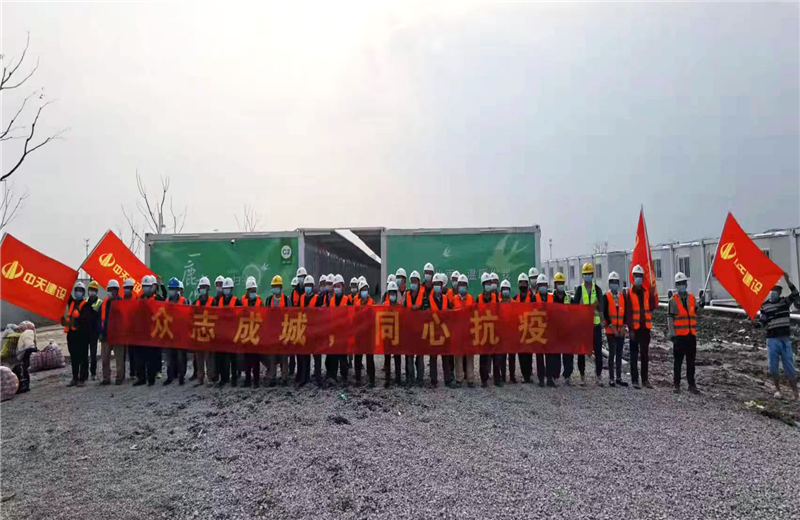 4月5日－18日，尊龙三建奉贤龙湖天街、朝阳广场等5个项目先后集结203名施工人员参与了4个方舱医院的建设、改造工程。